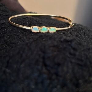 14k Gold Bangle with Genuine Opal Stones 4.51 grams/2.9 dwt
